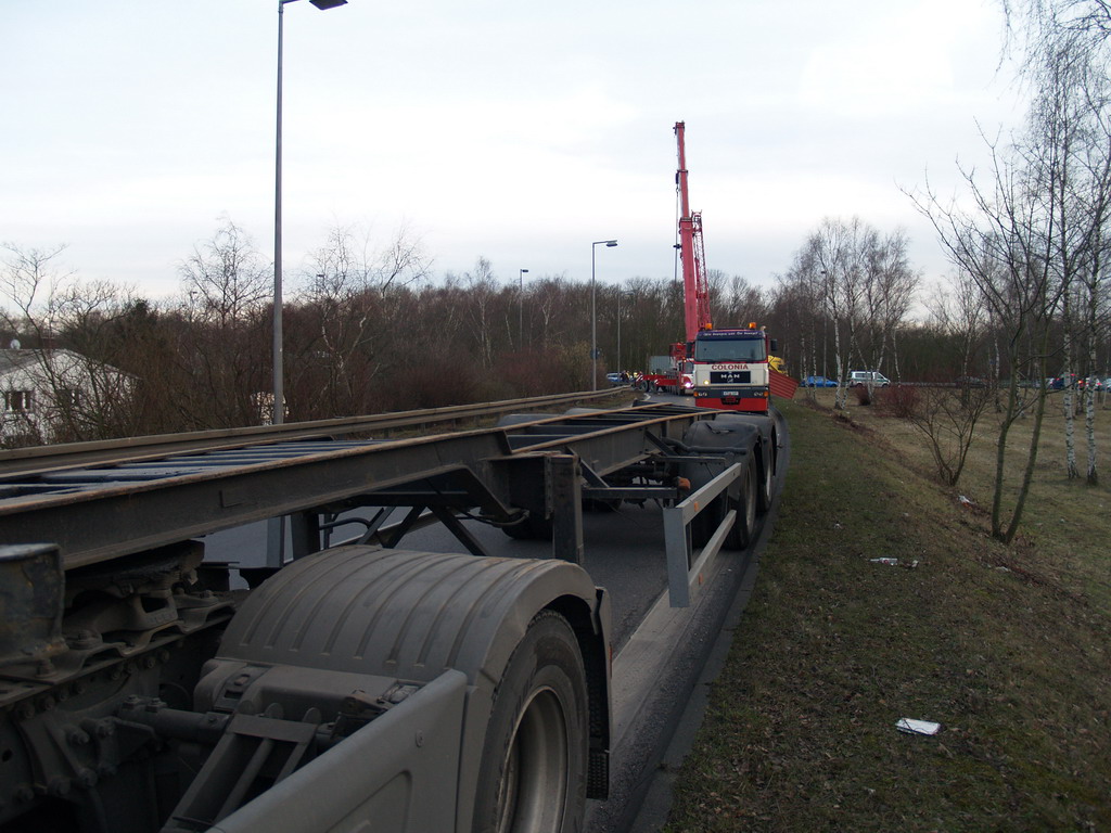 LKW verliert Container Koeln Niehler Ei P105.JPG